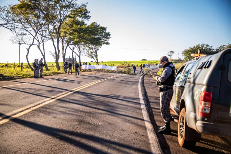 BR-272 segue interditada por indígenas sem previsão de liberação