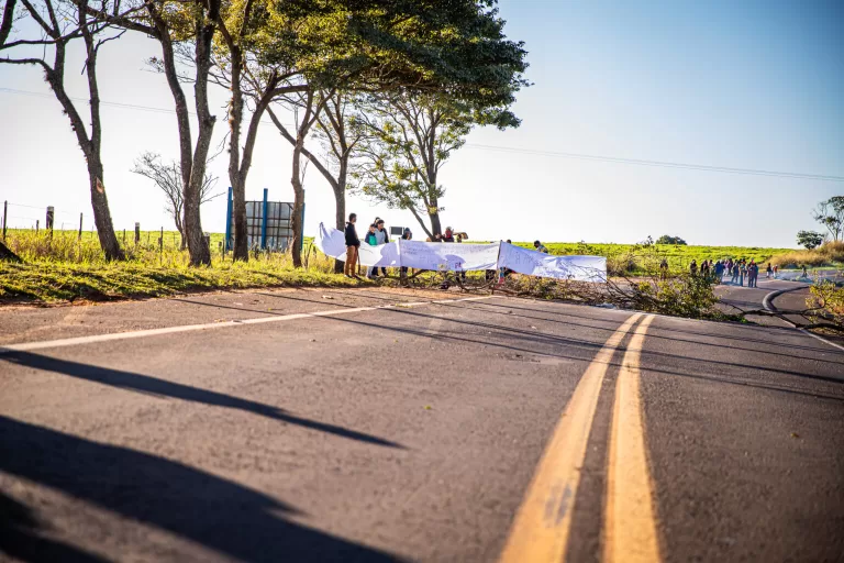 Após mais de oito horas de bloqueio, BR-272 é liberada pelos indígenas