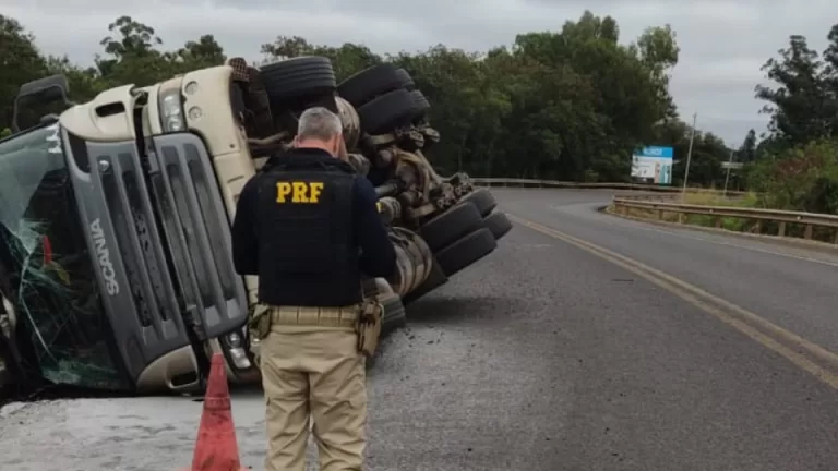 Carreta tomba e deixa uma pessoa ferida na Ponte Ayrton Senna 