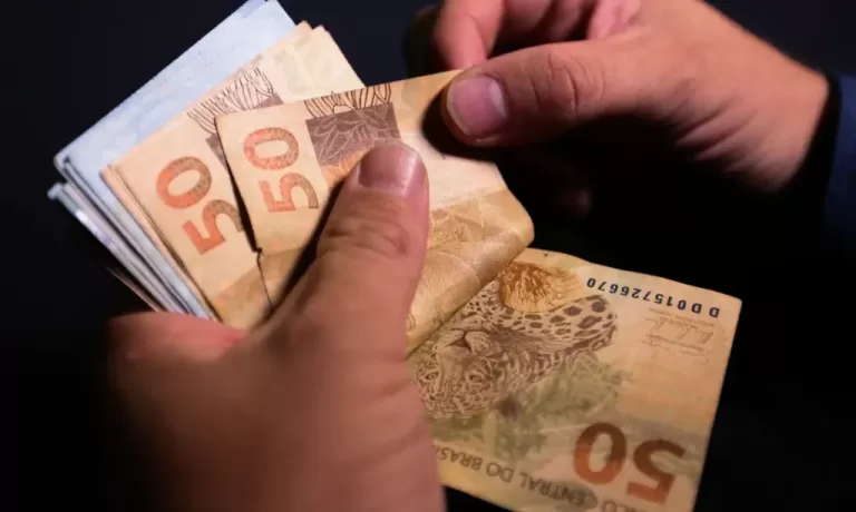 Começa a valer salário mínimo de R$ 1.621 