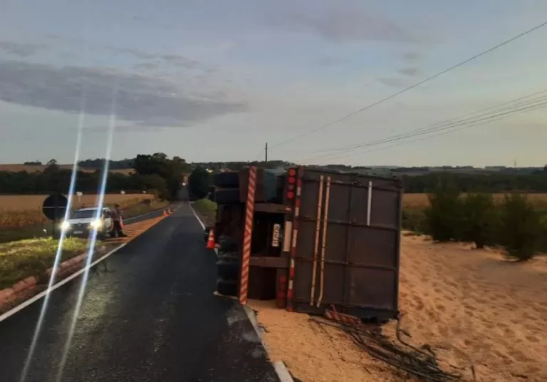 Caminhão tomba entre Marechal Rondon e Pato Bragado
