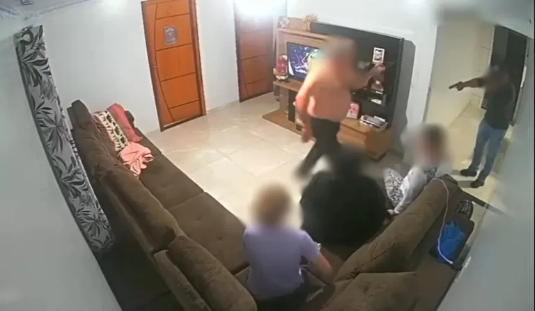 Homem armado invade residência, rende família e rouba caminhonete