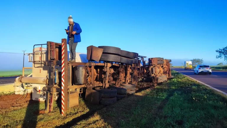 Muita neblina: caminhão sai da pista e tomba na BR-163