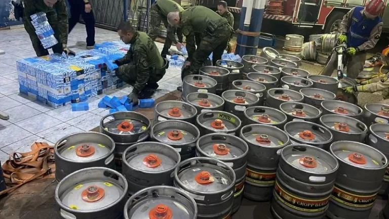 Celulares contrabandeados são encontrados escondidos em barris de chope na BR-277