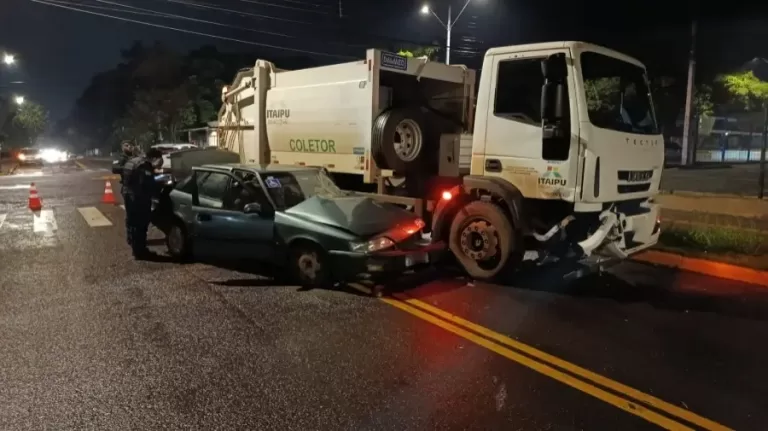 Colisão entre caminhão da prefeitura e carro deixa mulheres feridas em Toledo