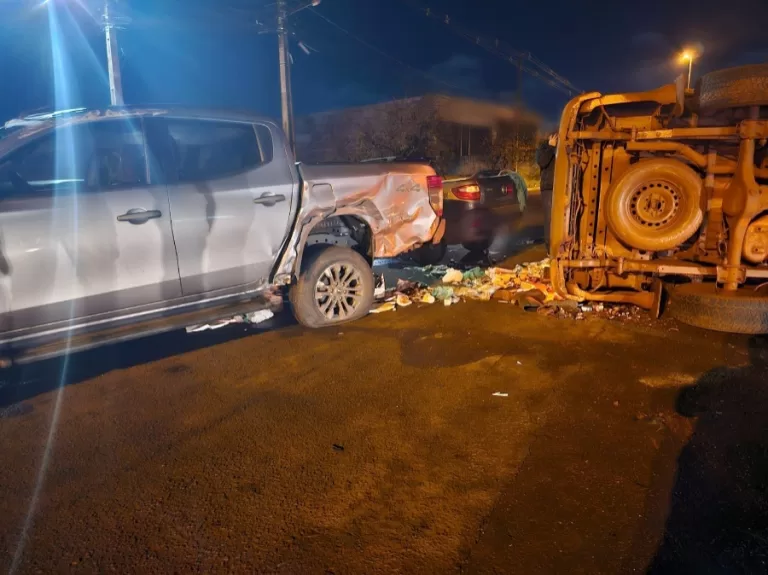 Colisão entre caminhonetes espalha carga veterinária em Toledo