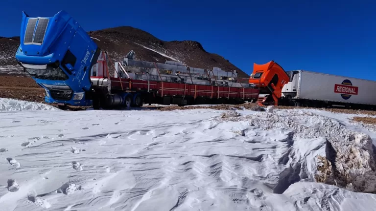 Caminhoneiros paranaenses ficam presos em vila na Argentina após nevasca fechar rodovias na fronteira com o Chile