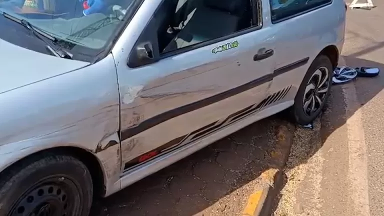 Carro é atingido por carreta em Toledo