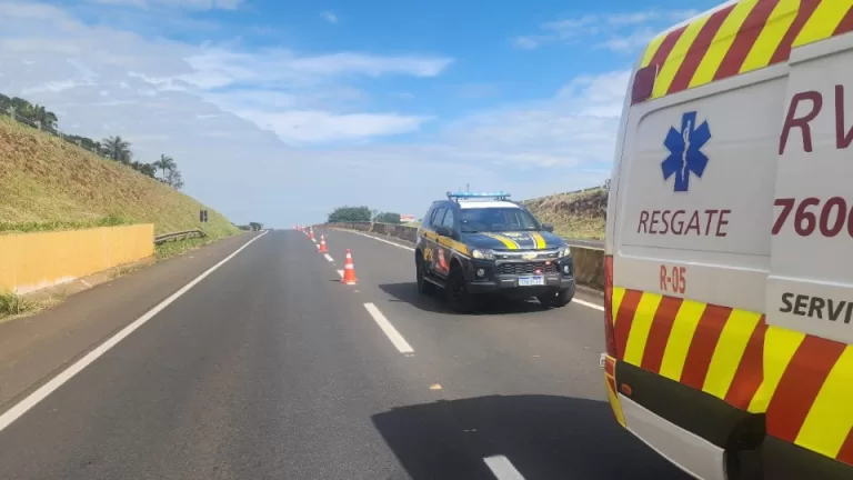 Criança fica gravemente ferida após ser atropelada por caminhão