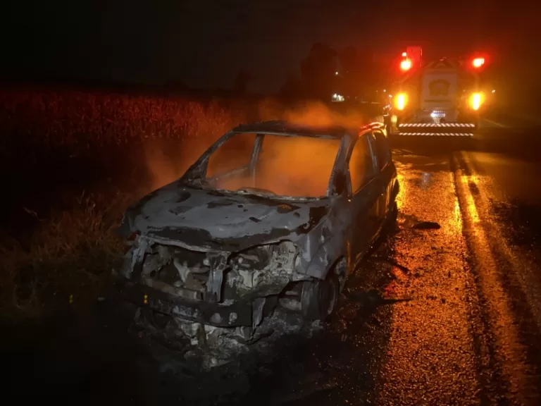 Carro é destruído por incêndio entre Mercedes e Marechal Rondon