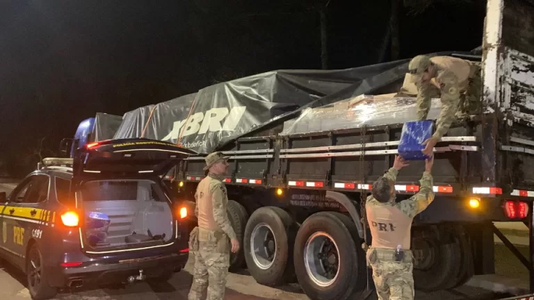 PRF apreende mais de 1,3 tonelada de maconha escondida em carga de água na BR-277