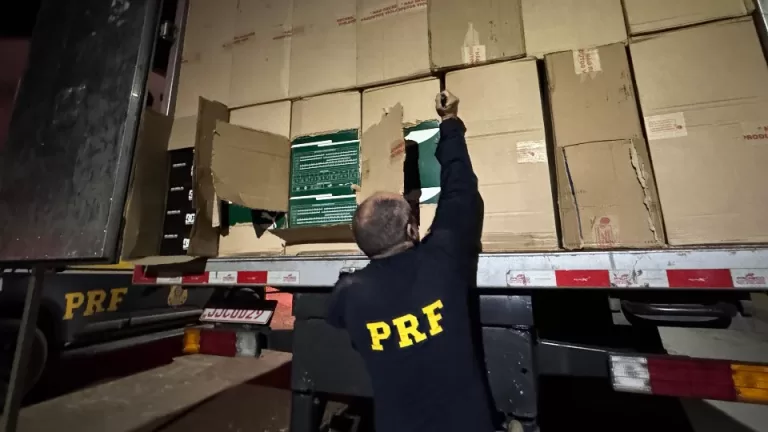 Caminhões carregados com 15 mil pares de calçados falsificados são apreendidos