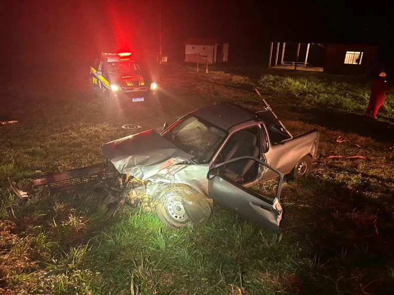 Colisão entre utilitário e ônibus de saúde deixa dois feridos graves na BR-277