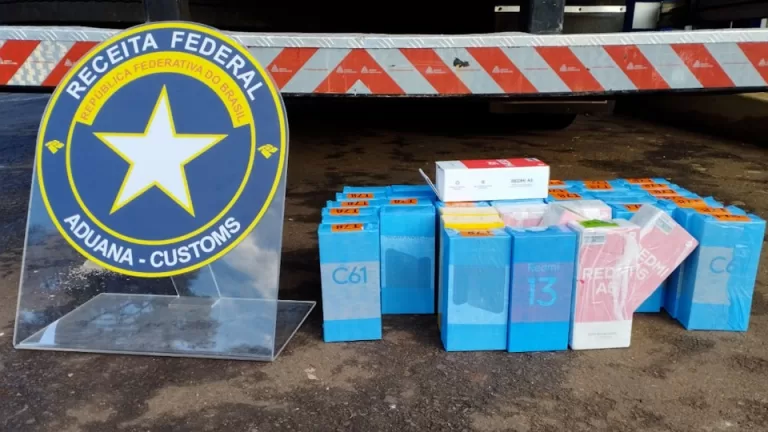 Mais de dois mil celulares são apreendidos em caminhão frigorífico no Paraná