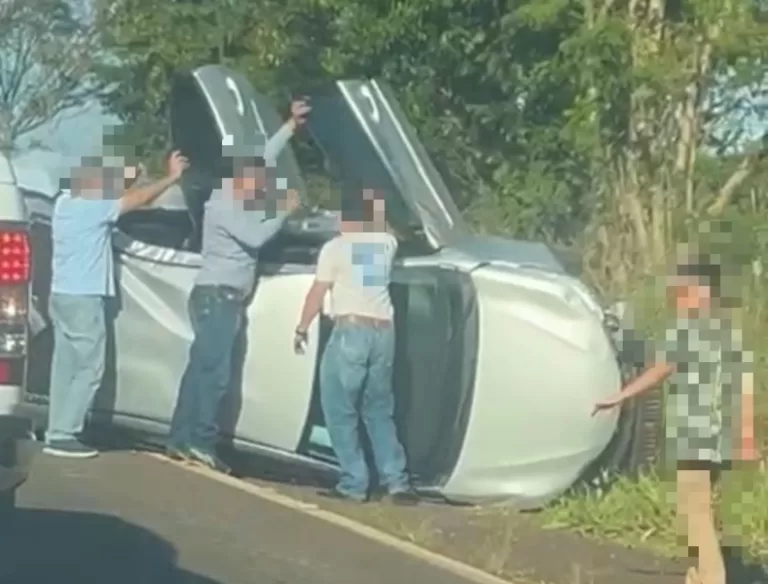 Três pessoas ficam feridas em capotamento entre Guaíra e Terra Roxa