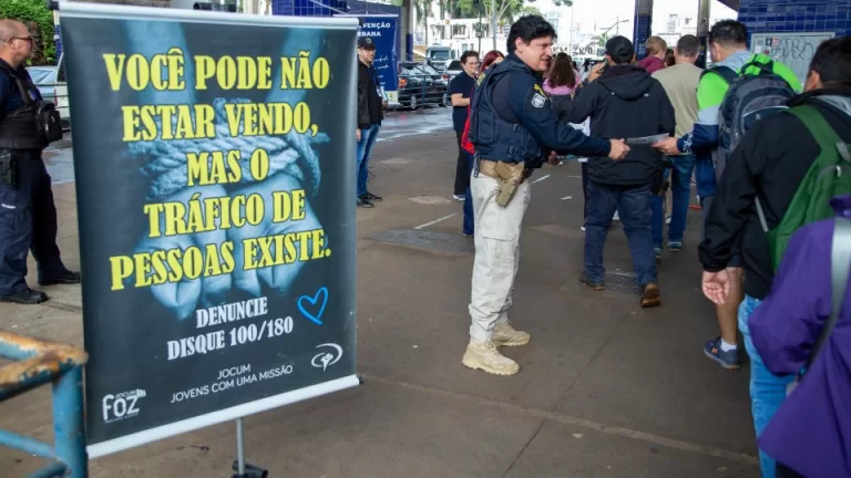 Ação contra o tráfico de pessoas orienta pedestres e motoristas na Ponte da Amizade