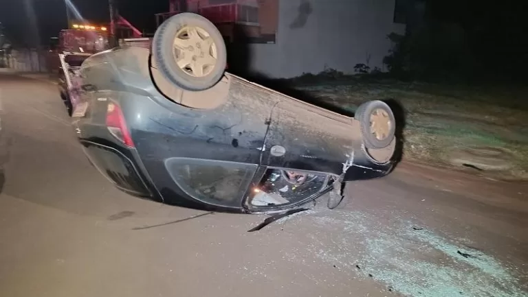 Celta bate em carro estacionado, capota e motorista é encaminhada à UPA em Toledo