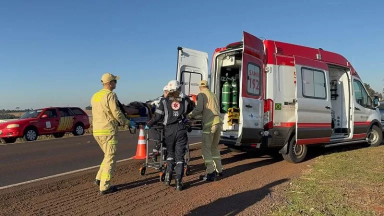 Motociclista é prensado por carro durante ultrapassagem na PR-182