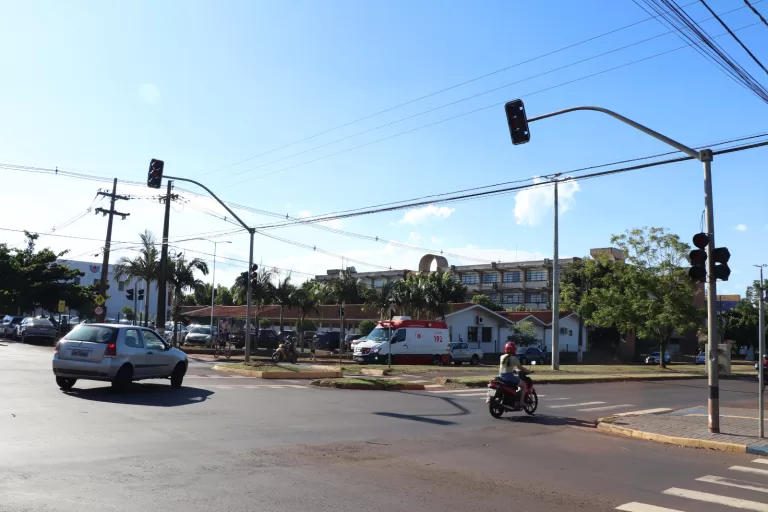 Semáforo em frente à Unioeste passará por manutenção e trânsito terá bloqueio parcial por dois dias