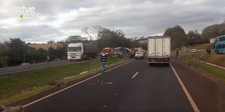 Cinco pessoas ficam feridas em colisão frontal na BR-277