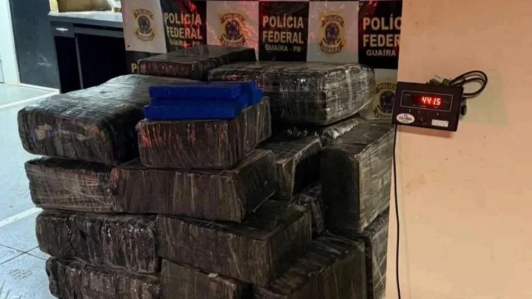 BPFron e Polícia Federal apreendem embarcação com 400 quilos de maconha em Guaíra