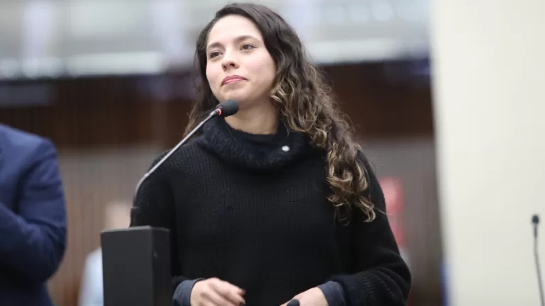 Deputada Ana Júlia assegura inclusão de emendas na LDO para juventude e saúde mental no Paraná