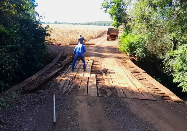 Ponte de madeira entre Mercedes e Marechal Rondon está interditada para reforma emergencial