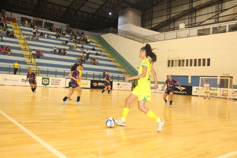 AACC goleia Colombo e sobe na Série Ouro do Paranaense