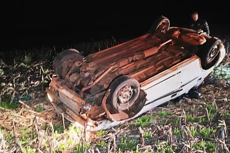 Dupla fura blitz da PM, capota carro durante fuga e acaba presa em Nova Santa Rosa