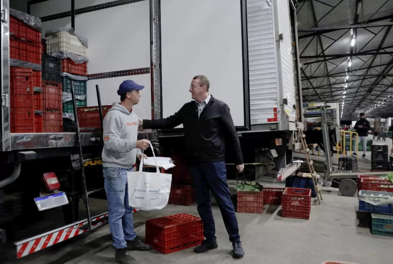 Dia do Agricultor: Ceasa Paraná orienta os produtores rurais sobre os cuidados com o sol