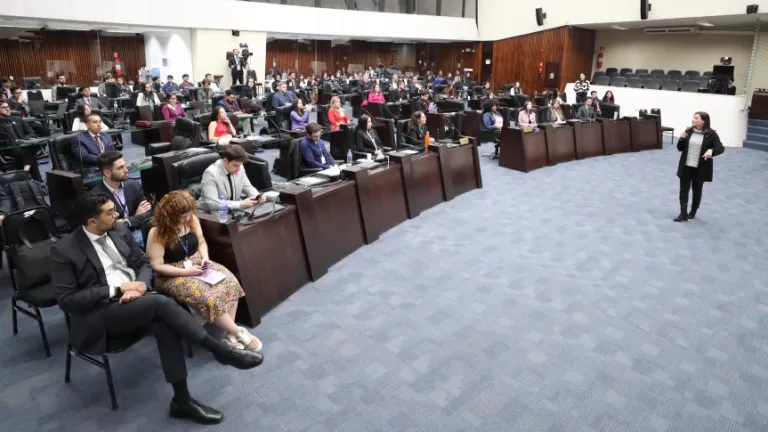 Comissões e palestras sobre economia do Paraná e atuação da Bancada Feminina marcam 5º dia do Parlamento Universitário 2025