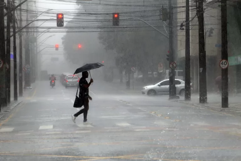 Após domingo marcado por chuva e ventos de mais de 70 km/h, frio vai voltar ao Paraná