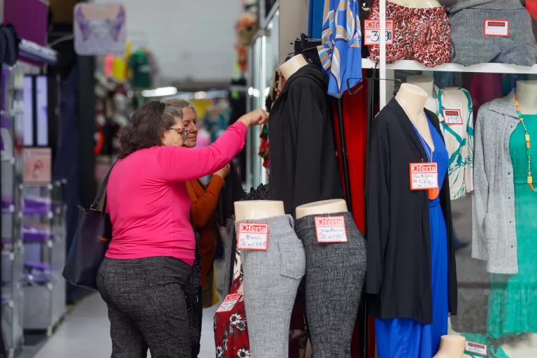 Comércio lidera geração de empregos no Paraná em junho