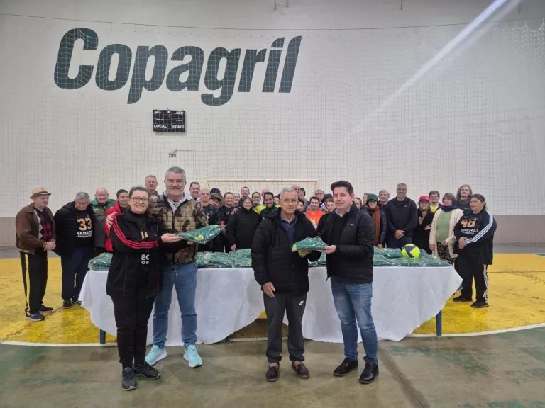 Entrega de agasalhos destaca protagonismo da terceira idade no esporte em Marechal Rondon
