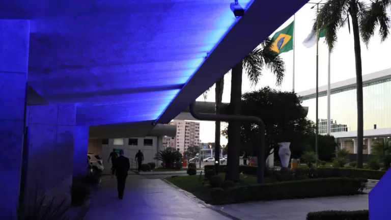Assembleia Legislativa do Paraná se ilumina de azul para alertar sobre o tráfico de pessoas