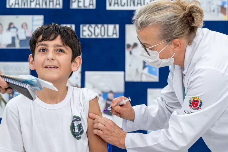 Vacinação é retomada nas escolas e Estado reforça importância da carteirinha em dia