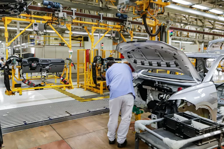 Com avanço de 5,7%, indústria do Paraná é a segunda que mais cresce no Brasil em 2025