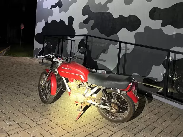 Moto furtada há 25 anos é apreendida em Cascavel