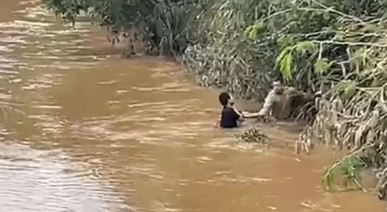 Foragido é preso dentro de rio após entrar na água para fugir de linchamento e ter que pedir ajuda para conseguir sair