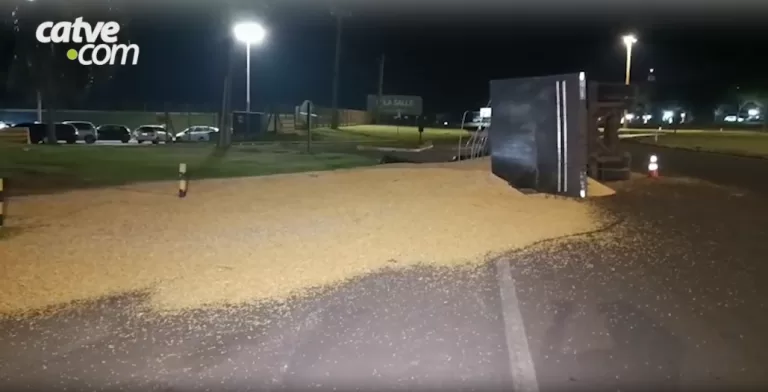 Carreta carregada com milho tomba em rotatória de acesso às PR-317 e PR-182 em Toledo