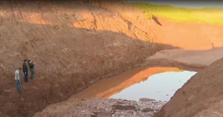 Criança de três anos é encontrada morta em buraco com lama perto de casa