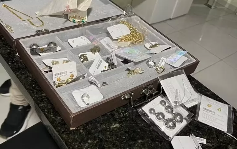 Taxista vê carros desviando de caixa, encosta para tirá-la da rua e encontra R$ 5 mil em semijoias, no Paraná