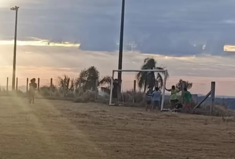 Menino indígena morre ao ser atingido por trave de futebol enquanto brincava em aldeia no Paraná