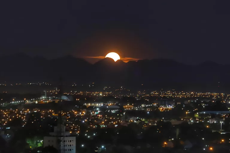 “Lua do Veado” terá melhor visibilidade no Noroeste, Oeste e Norte do Paraná nesta quinta-feira, prevê Simepar