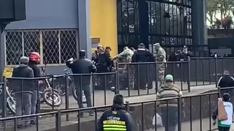 Motorista é baleado em troca de tiros com a polícia após ter carga apreendida na fronteira entre Brasil e Paraguai; veja vídeo