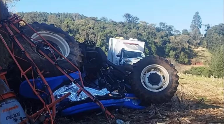 Idoso é encontrado morto embaixo de trator após veículo despencar de barranco no interior do Paraná