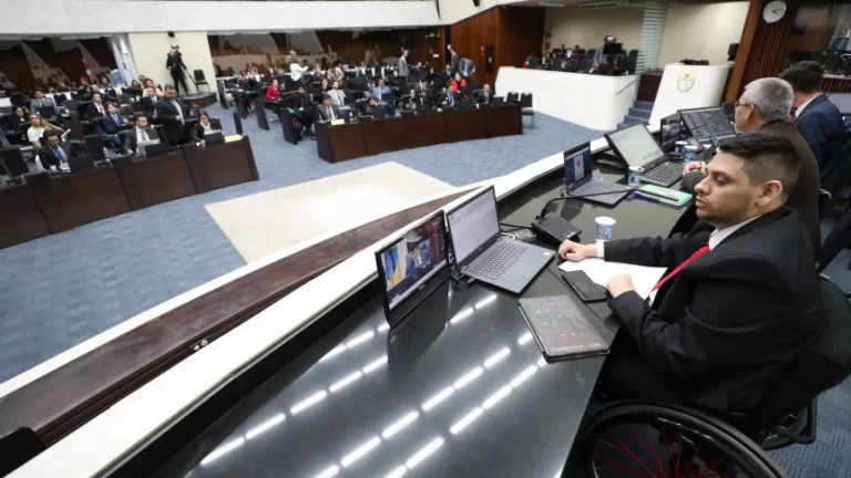 Mais de 60 projetos de lei são apreciados no primeiro dia de sessões plenárias do Parlamento Universitário