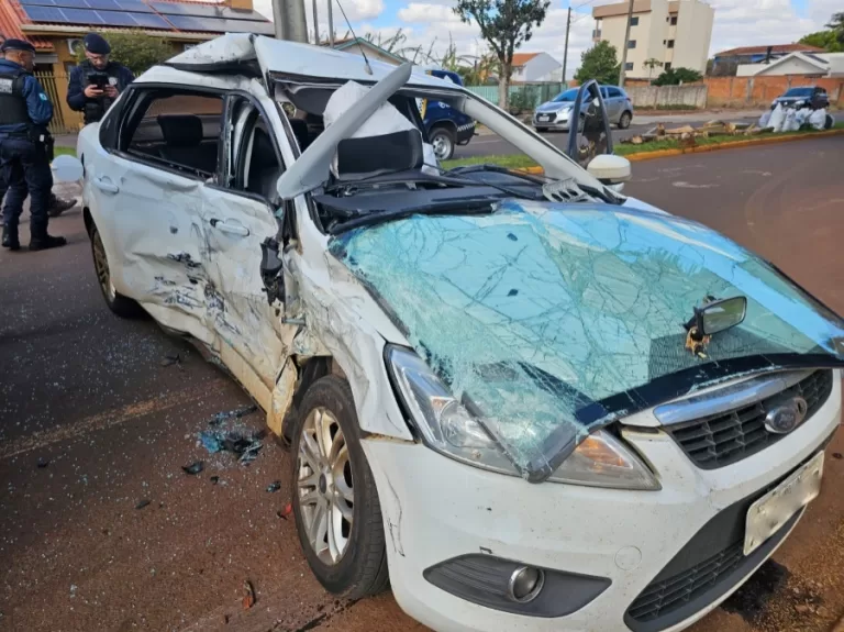 Carro é arrastado por caminhão em forte batida em Toledo