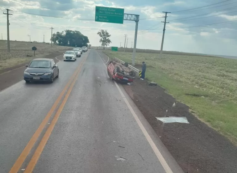 Gol tomba na PR-182, próximo ao trevo de Vila Nova, em Toledo