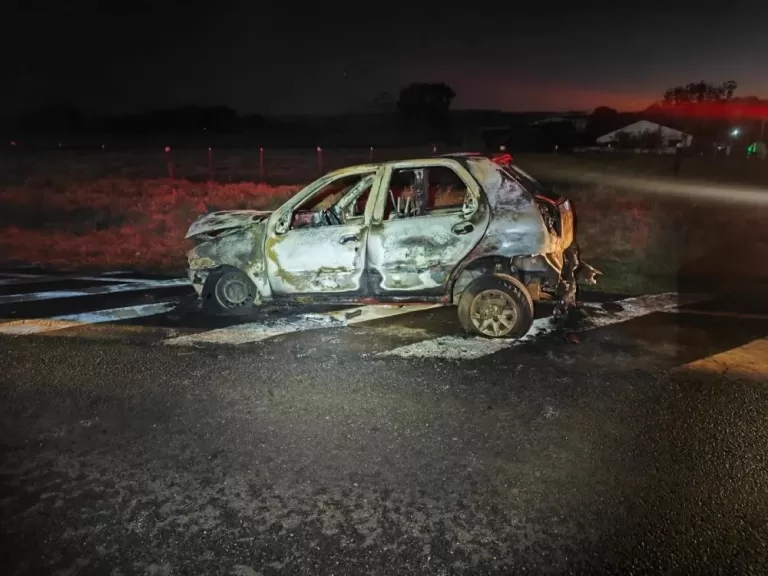 Veículo pega fogo na PR-495 em Entre Rios do Oeste; veja vídeo